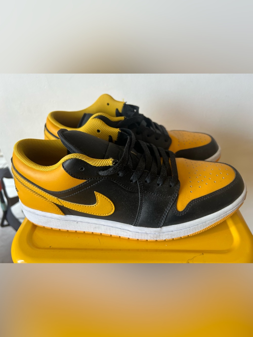 AIR JORDAN 1 RETRO LOW YELLOW OCHRE
Size 10.5